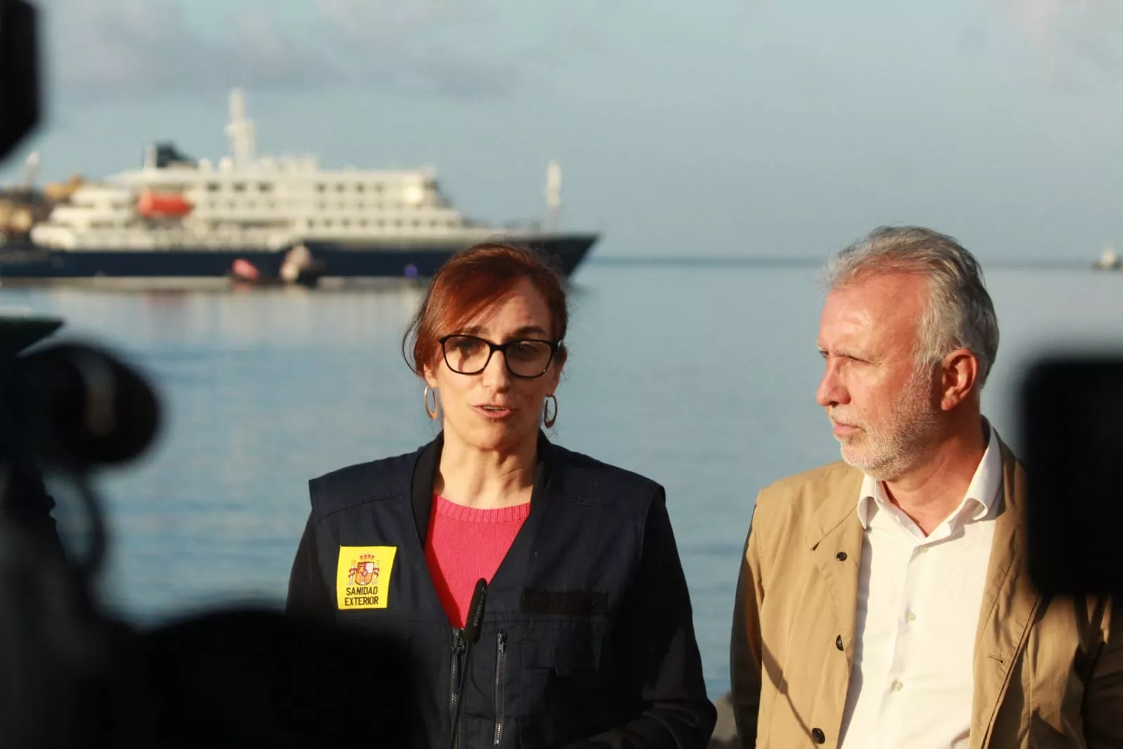 La ministra de Sanidad, Mónica García y el ministro de Política Territorial, Ángel Víctor Torres, durante la rueda de prensa de este domingo por la mañana en el puerto de Granadilla. ÁLVARO OLIVER - ATLÁNTICO HOY