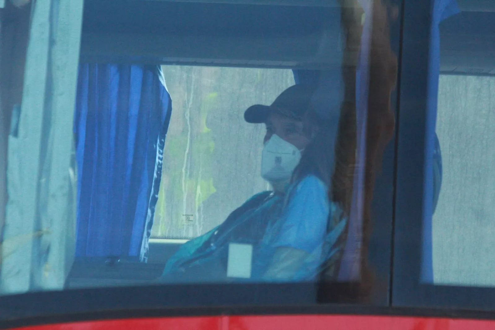 Un evacuado del buque MV Hondius en una guagua de la Unidad Militar de Emergencias. ÁLVARO OLIVER AH