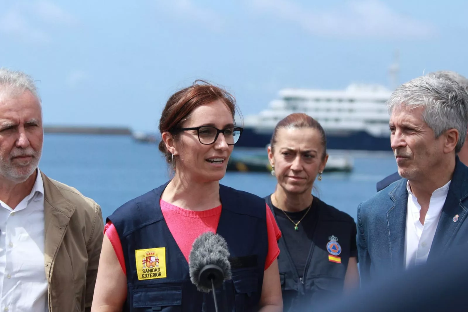 La ministra de Sanidad, Mónica García, y los ministros Ángel Víctor Torres y Fernando Grande-Marlaska, en la actualización del dispositivo de evacuación de los pasajeros del MV HONDIUS. ÁLVARO OLIVER