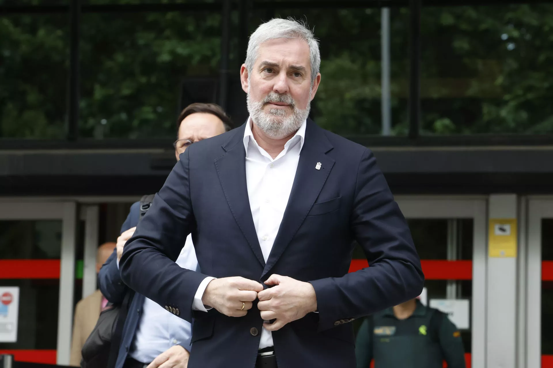 El presidente de Canarias, Fernando Clavijo, sale del Ministerio de Sanidad, este jueves en Madrid. EFE/ Javier Lizon