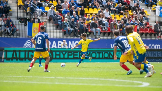 Manu Fuster se prepara para disparar frente al Andorra. UD LAS PALMAS