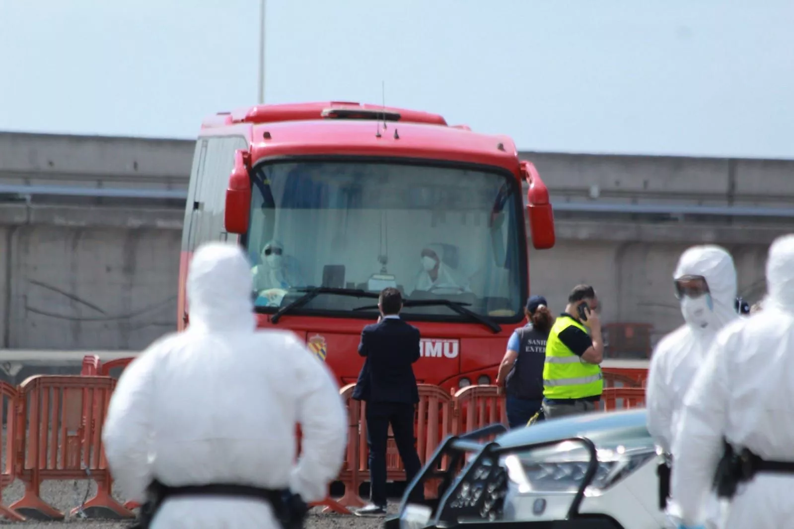Imagen de la guagua que transportaba a los pasajeros del Hondius al aeropuerto de Tenerife Sur. / ATLÁNTICO HOY - ÁLVARO OLIVER 