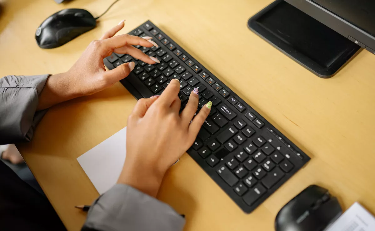 Imagen de una persona realizando un trámite administrativo / CANVA