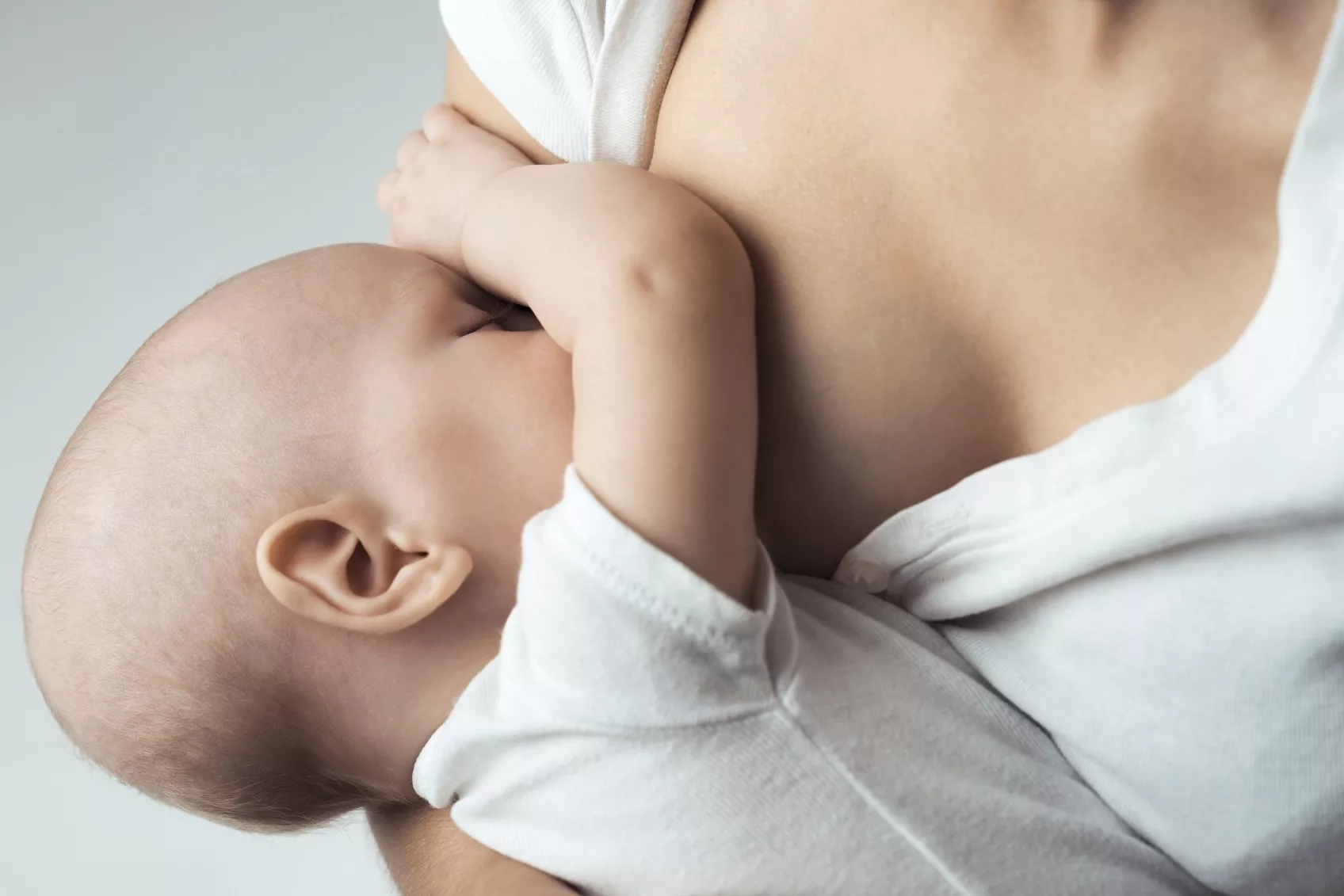 Una madre amamanta a su bebé / EUROPA PRESS