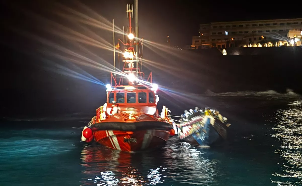 Salvamento remolca a La Restinga un cayuco averiado con 125 migrantes a bordo. / SALVAMENTO MARÍTIMO 