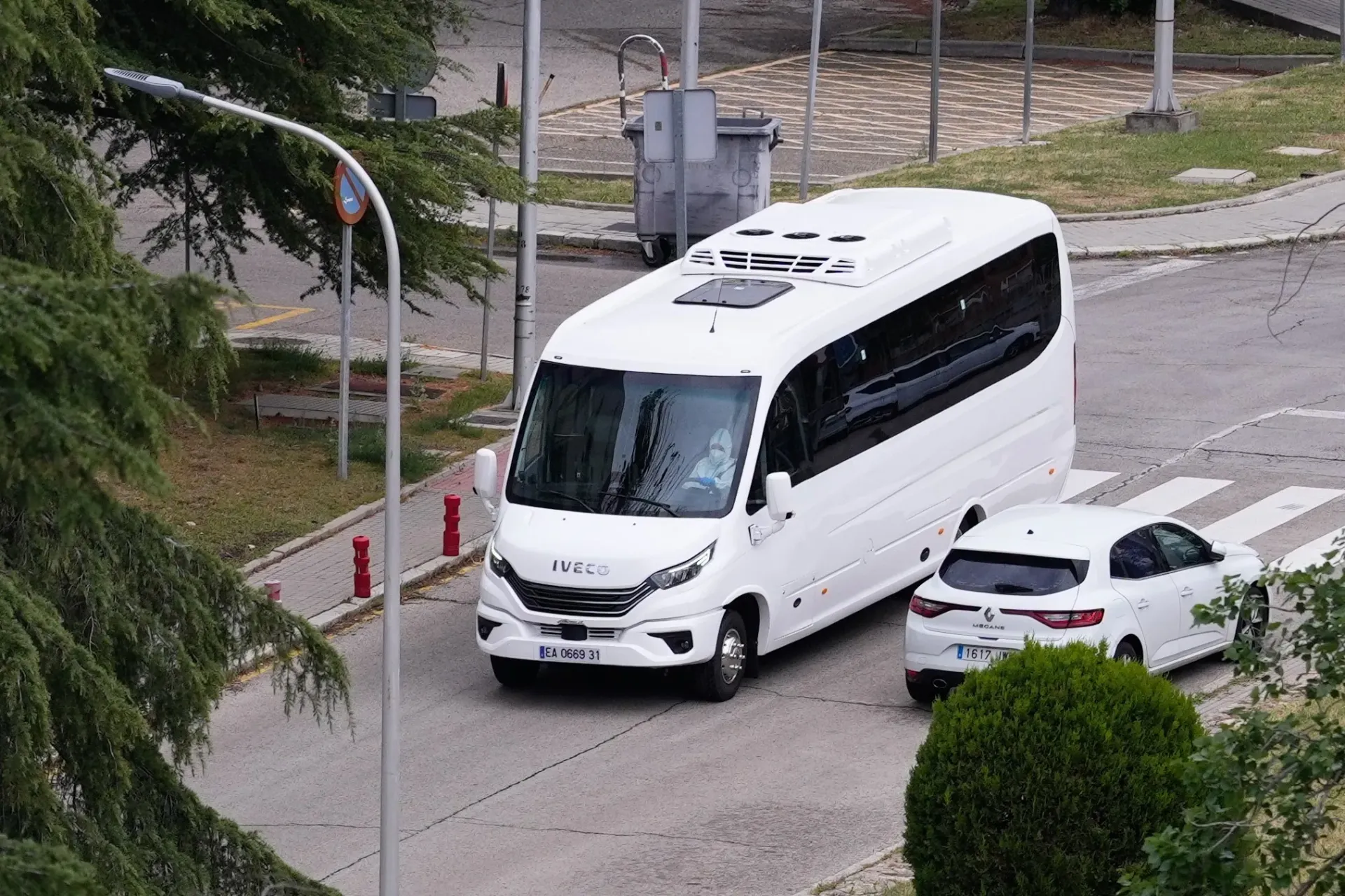 La guagua que transportó a los ciudadanos españoles que se encontraban en el crucero MV Hondius, a su llegada este domingo al Hospital Gómez Ulla. / EFE - BORJA SÁNCHEZ TRILLO