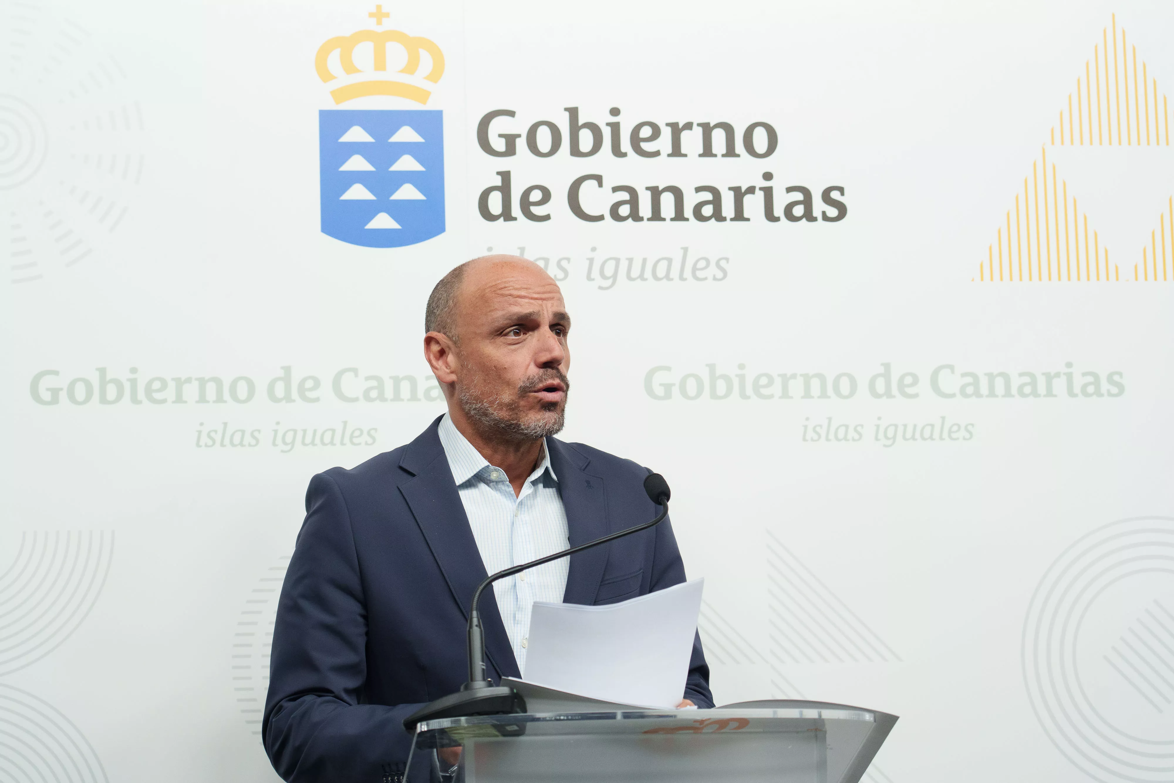 El portavoz del Ejecutivo canario, Alfonso Cabello (CC), ha valorado este lunes al término del Consejo de Gobierno la gestión del desembarco del pasaje del crucero Hondius en Granadilla de Abona . / RAMÓN DE LA ROCHA-EFE