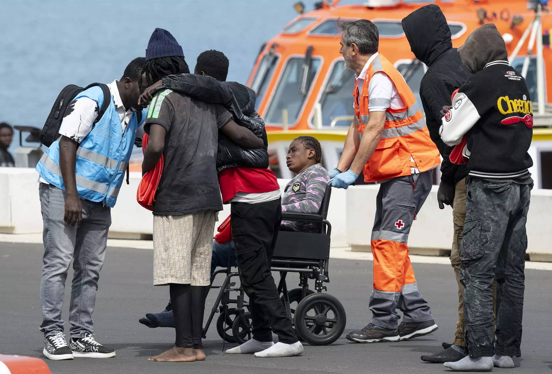  Desembarco en el puerto de Arrecife de 55 inmigrantes que viajaban en una neumática que se encontraba parada y semisumergida al este de Lanzarote. / ADRIEL PERDOMO-EFE
