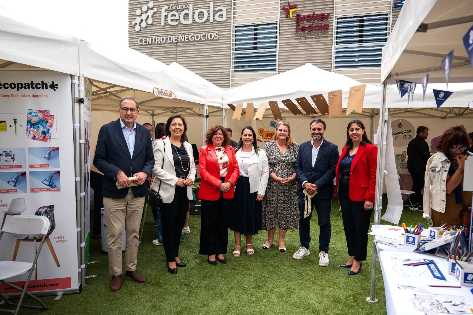 Representantes institucionales y directivos de Grupo Fedola y durante el recorrido oficial por los stands de Expopapelaria 2026, celebrada en el Centro de Negocios de Tacoronte. / FEDOLA
