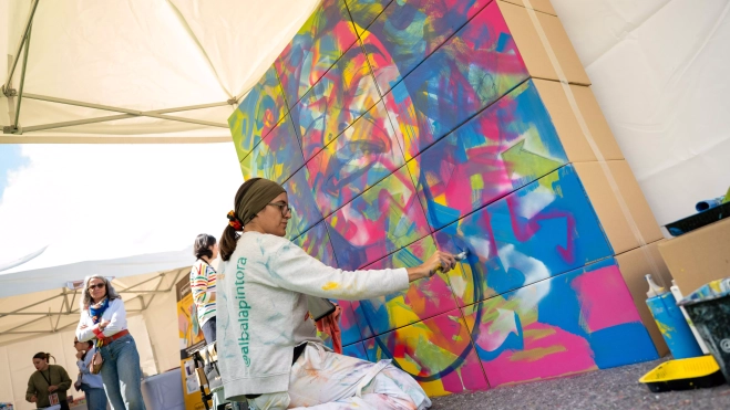 La artista Alba La Pintora creando una obra de gran formato en directo durante las jornadas profesionales. / FEDOLA