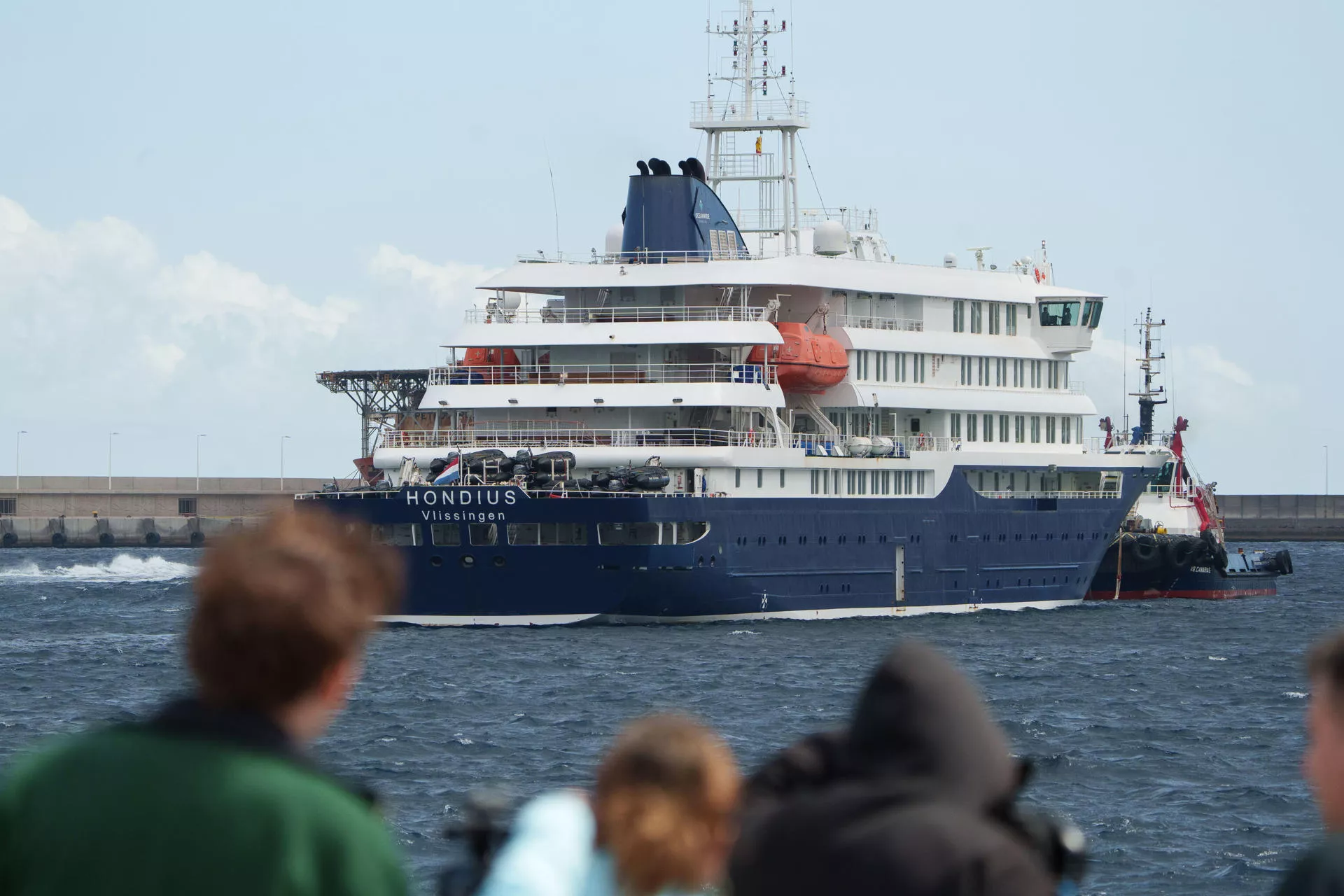 El crucero MV Hondius, afectado por varios casos de hantavirus, permanece fondeado en el interior del puerto de Granadilla de Abona. / RAMÓN DE LA ROCHA-EFE