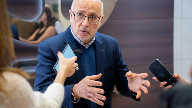 Antonio Morales, durante una visita a la evolución de las obras de la comunidad energética industrial de El Goro. / CABILDO DE GRAN CANARIA