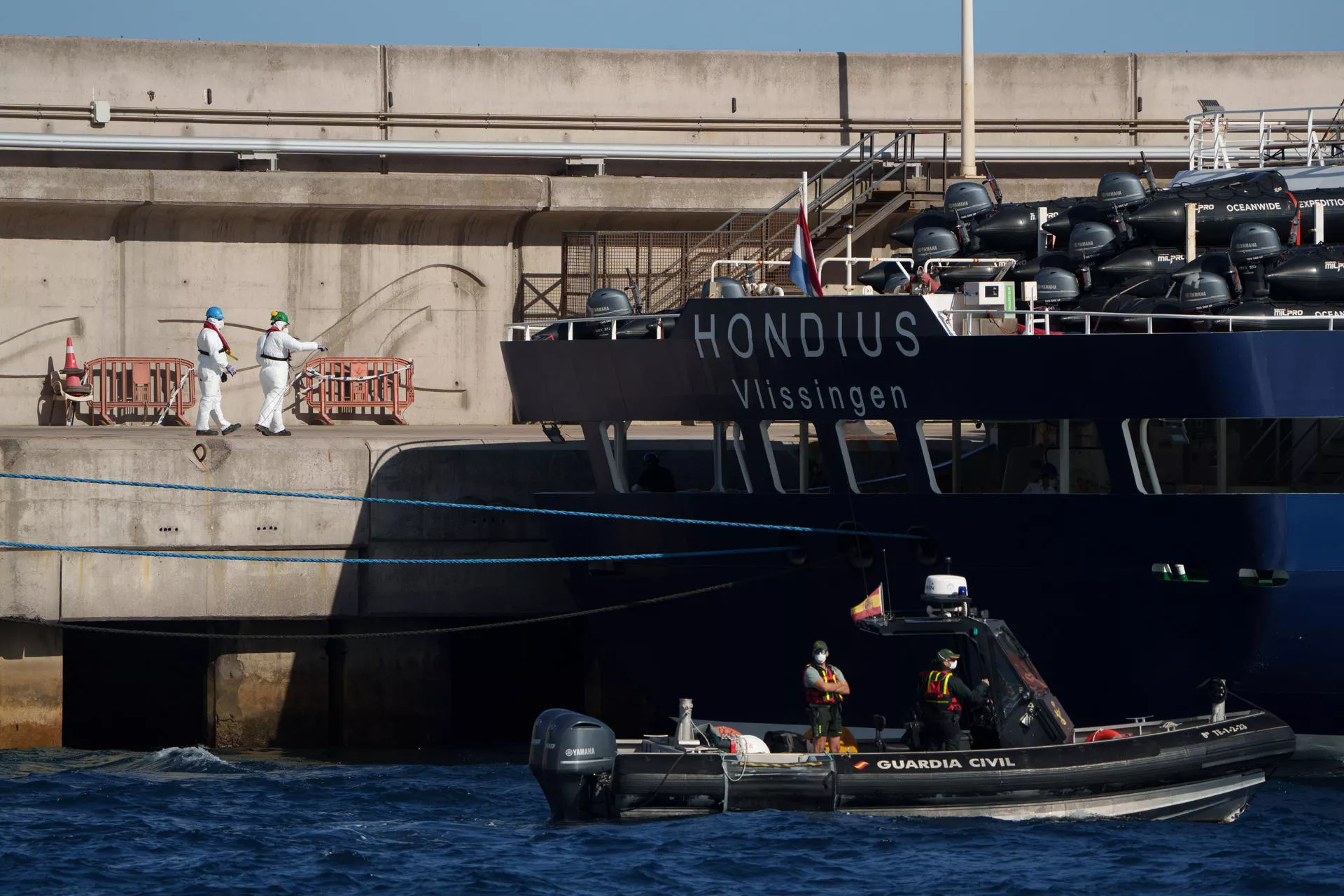 El crucero MV Hondius este lunes en el puerto tinerfeño de Granadilla de Abona. / RAMÓN DE LA ROCHA-EFE