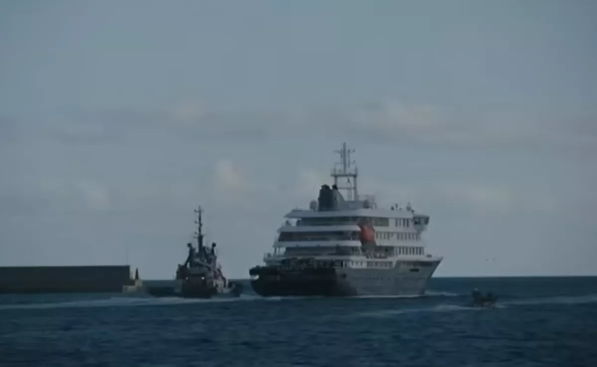 El crucero 'Hondius' zarpando hacia Países Bajos desde Tenerife./ RTVC