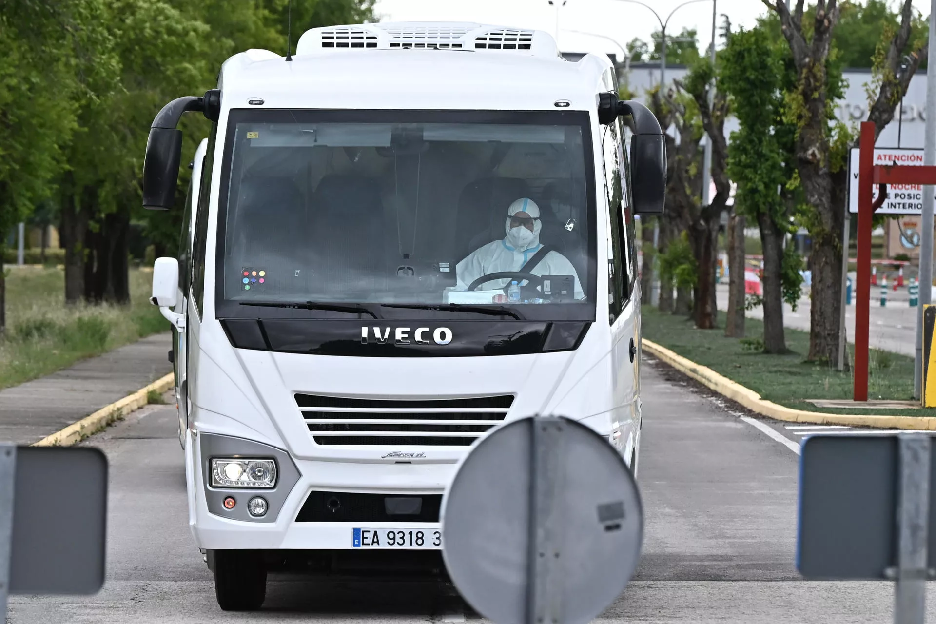 Una guagua transporta a los ciudadanos españoles que se encontraban en el crucero MV Hondius este domingo desde la Base Aérea de Torrejón hasta el Hospital Gómez Ulla. / EFE - FERNANDO VILLAR