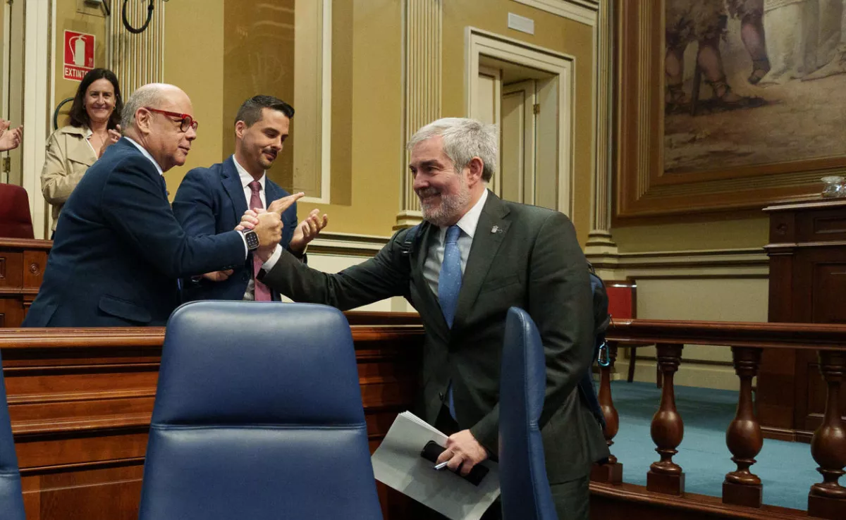 El presidente de Canarias, Fernando Clavijo (d) es arropado por el grupo Nacionalista Canario a su llegada al Parlamento de Canarias donde este martes se celebra sesión plenaria de control al Ejecutivo. / EFE - RAMÓN DE LA ROCHA