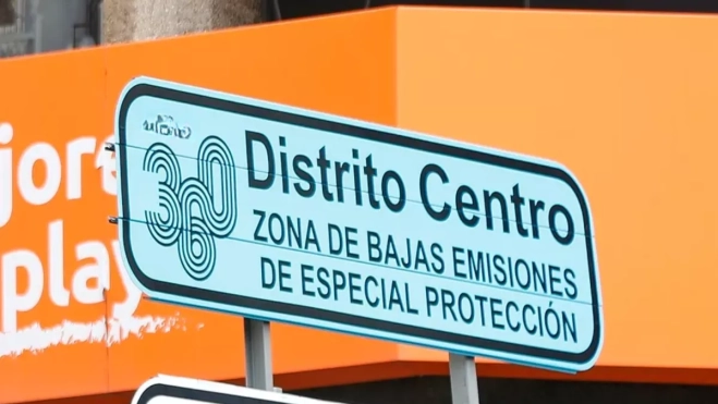Imagen de un cartel avisando del inicio de la Zona de Bajas Emisiones / EFE