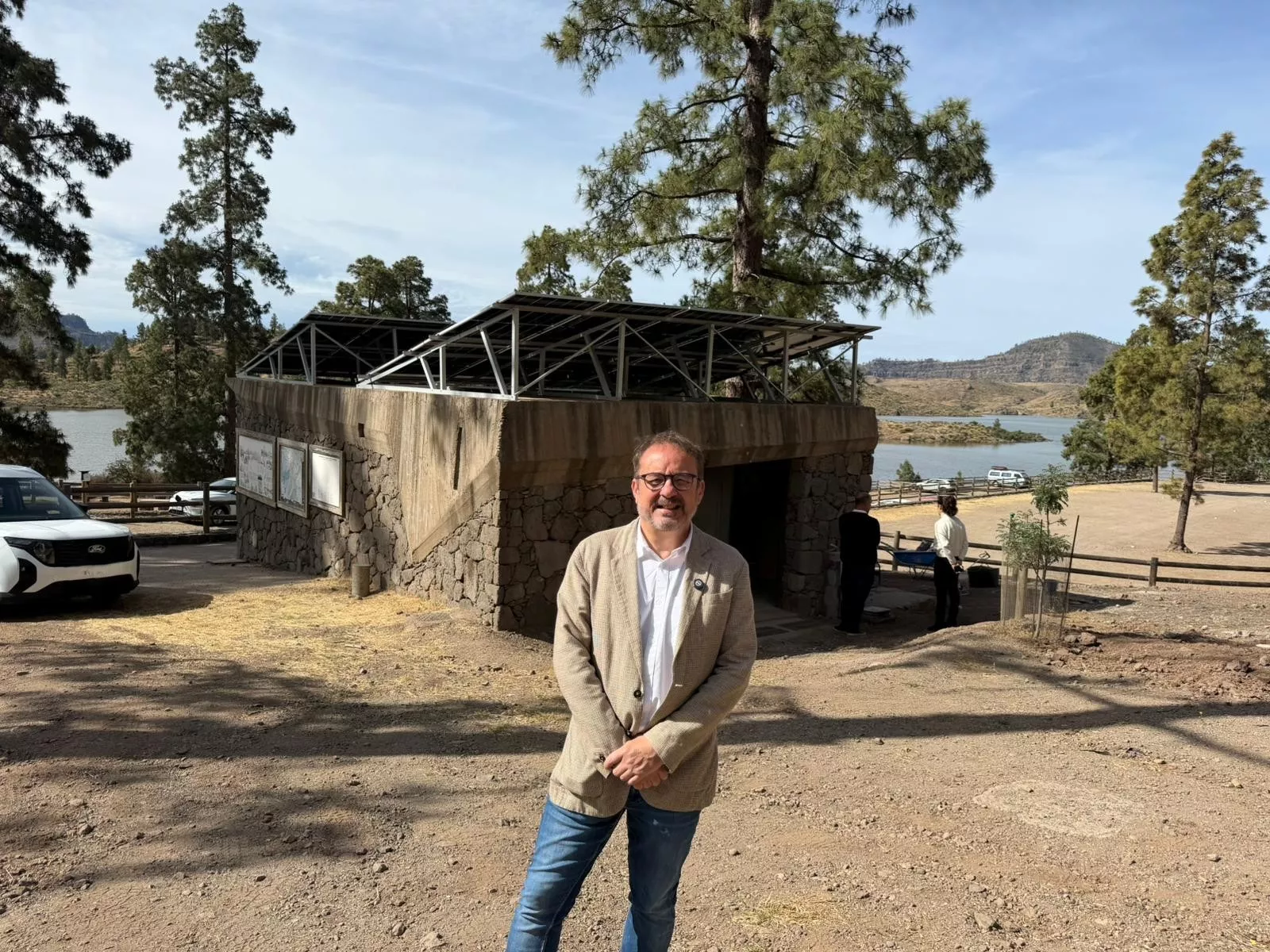 El consejero de Energía, Raúl García Brink, junto a la instalación fotovoltaica en la Presa de Las Niñas. CABILDO GC