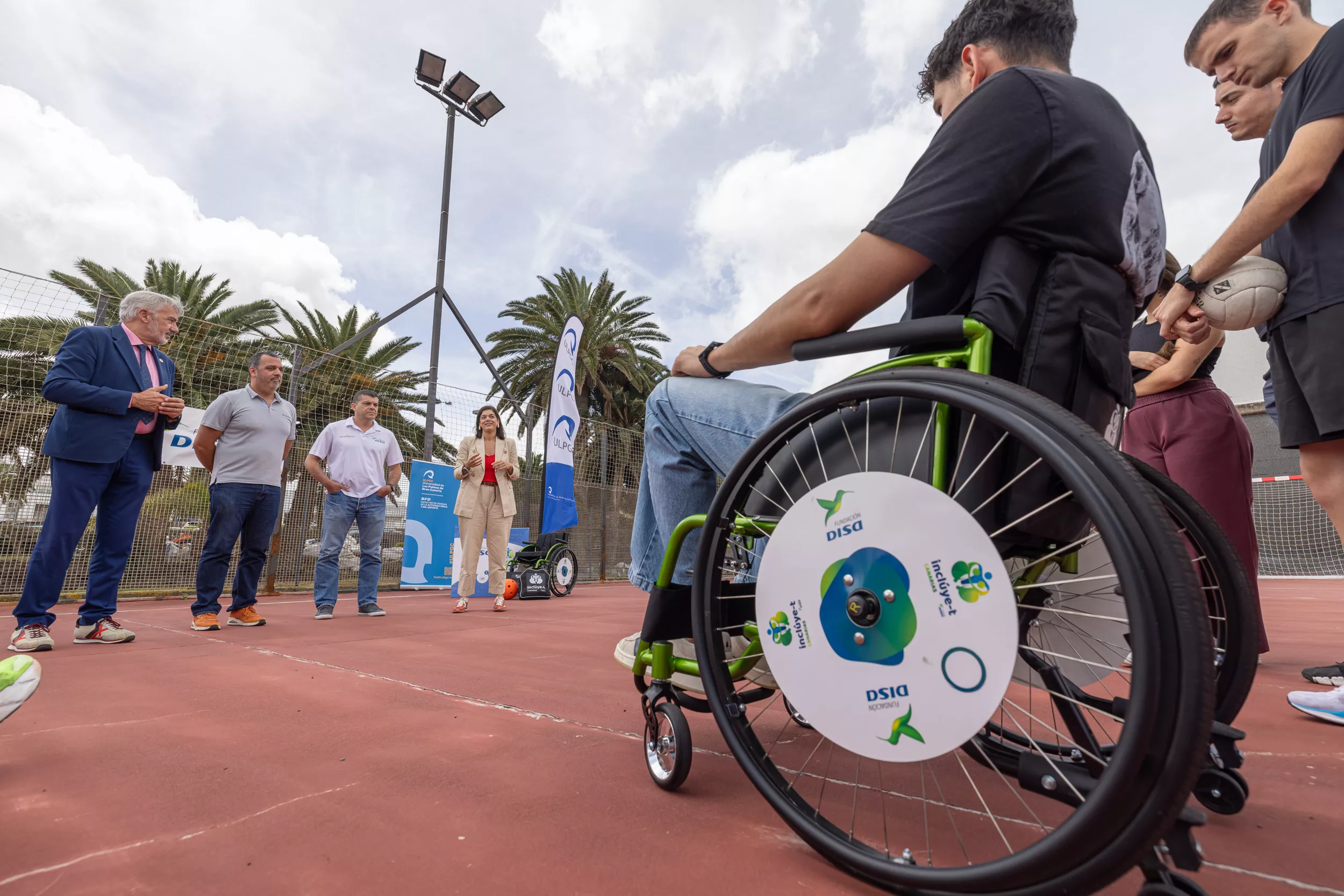 La ULPGC recibe el material de Inclúye-T de la Fundación DISA. / CEDIDA