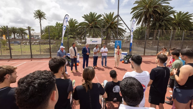 La F. Deporte de la ULPGC recibe el material de Inclúye T de Fundación DISA 3
