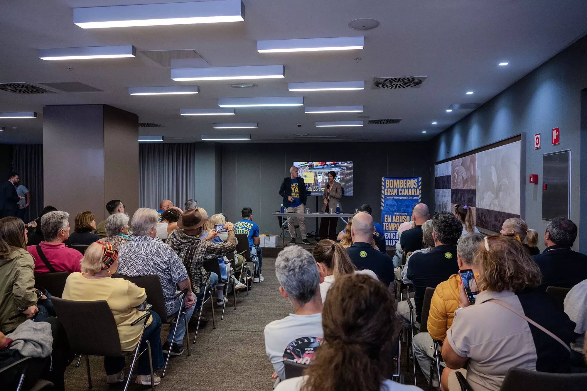 Onalia Bueno y bomberos del Consorcio de Emergencias de Gran Canaria. / CEDIDA