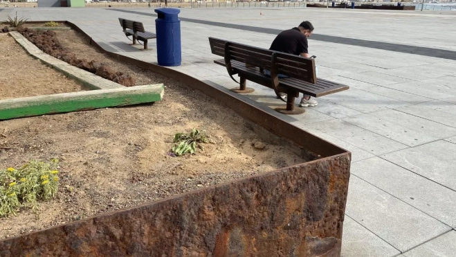 Bancos y muros oxidados en la Plaza de La Puntilla / ARIADNA MARTÍNEZ - AH