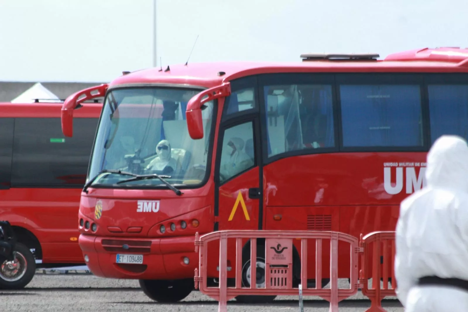 Una guagua burbuja parte desde el puerto de Granadilla hacia el aeropuerto de Tenerife Sur. / ÁLVARO OLIVER - ATLÁNTICO HOY