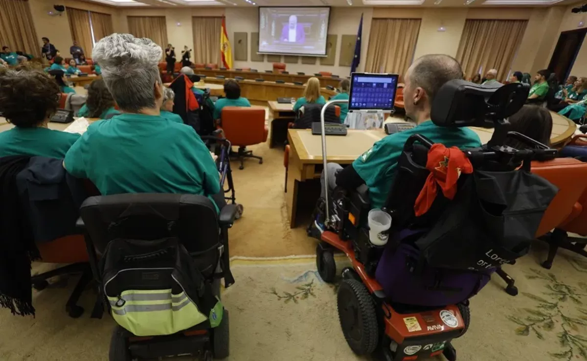 Enfermos de ELA y acompañantes durante el debate de la ley ELA en el Congreso / EFE - SERGIO PÉREZ