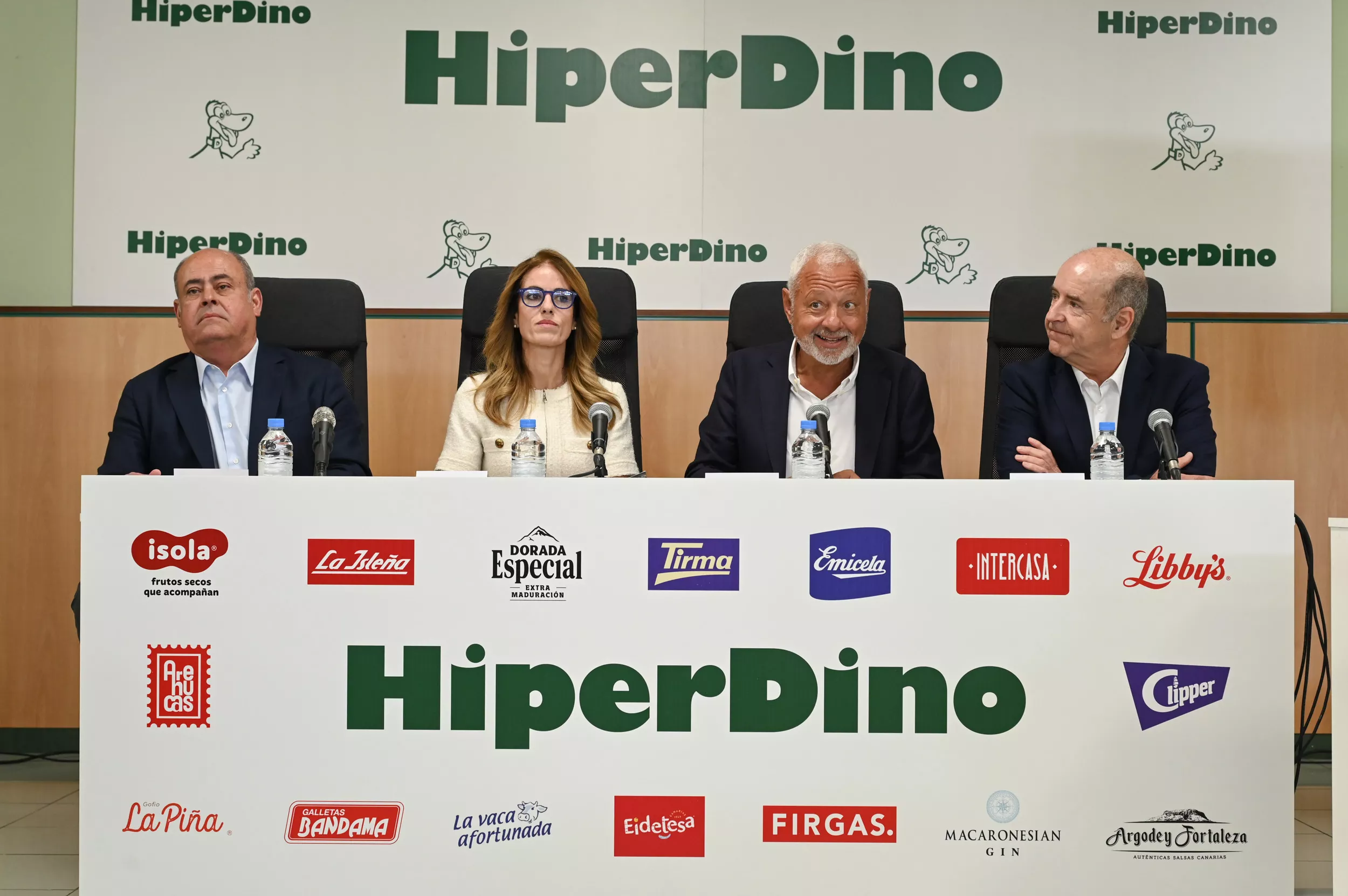 El Consejero Delegado de HiperDino, Javier Puga; la Directora General de HiperDino, Olivia Llorca; el presidente de la Confederación Canaria de Empresarios, Pedro Ortega; y el presidente de la ASINCA, Virgilio Correa. CEDIDA