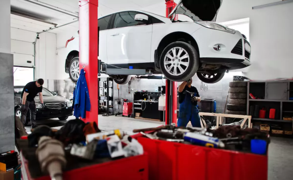Un taller mecánico reparando un vehículo / AH
