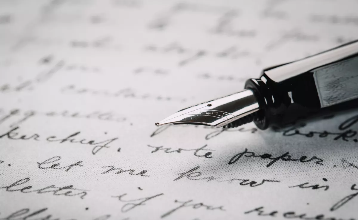Una pluma escribe en un papel. / IMAGEN DE LA RED