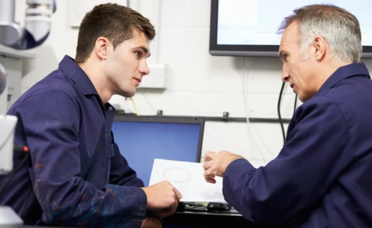 Un joven becario aprendiendo junto a un trabajador / AH