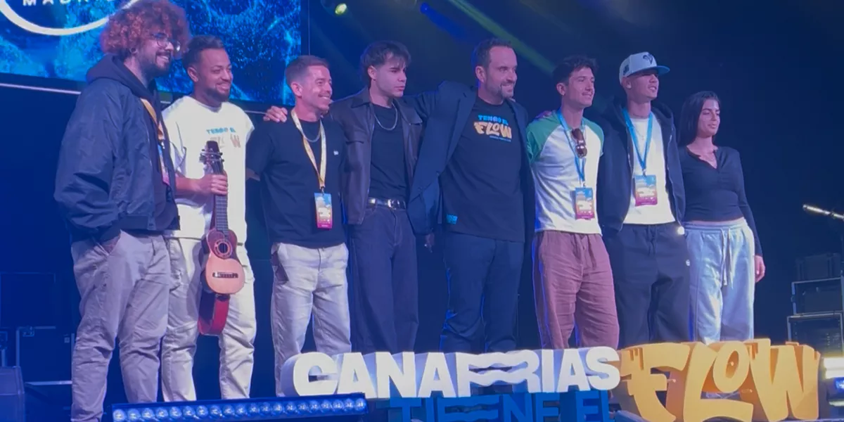 Imagen de artistas junto a influencers en la presentación de Canarias Tiene el Flow, en la sala La Riviera / AH