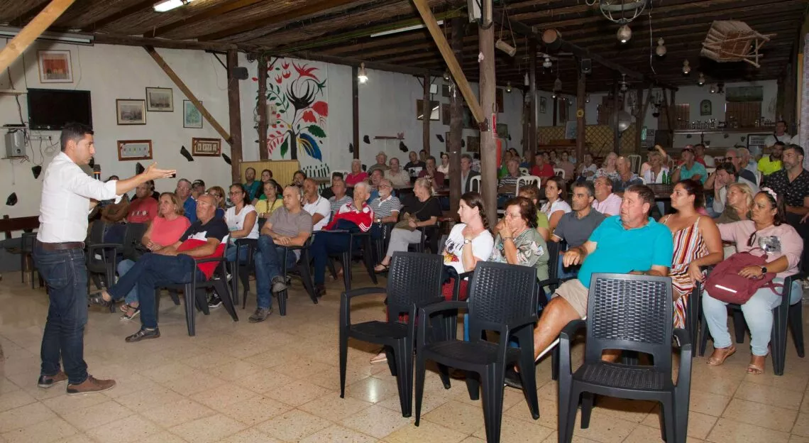 El concejal Alejandro Marichal, durante una reunión con la plataforma de afectados de Lomo los Azules, Cuatro Matas y El Salobre. / AH 
