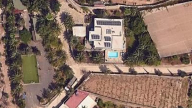 La vivienda afectada por la orden de demolición, con la piscina y la cancha de césped para jugar al fútbol. / AH