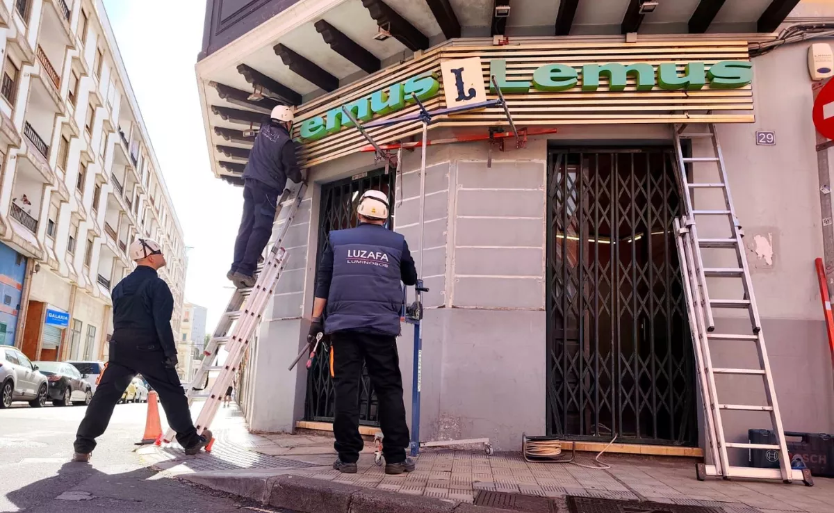 Ínsula Signa retira el rótulo de la librería Lemus del local de la calle Heraclio Sánchez con La Catedral, en La Laguna./ CEDIDA