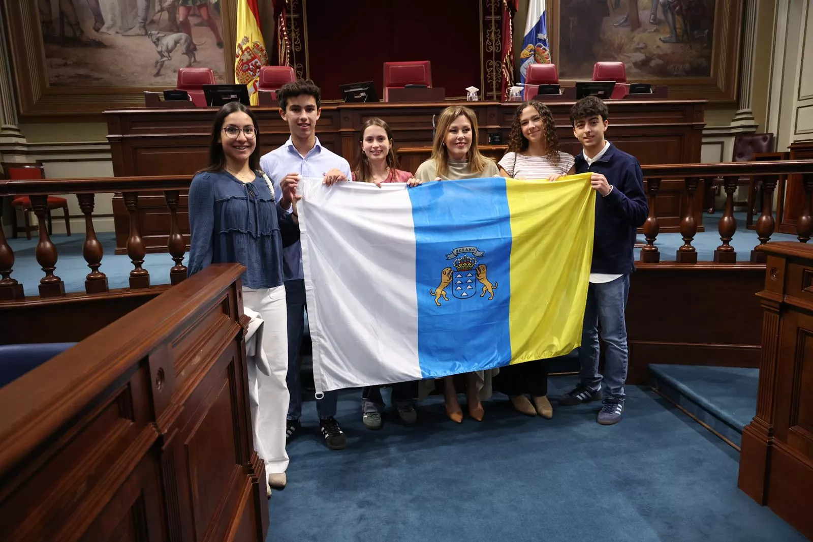Acto de entrega de la bandera canaria a los cinco estudiantes del archipiélago seleccionados para participar este verano en la Ruta Quetzal 2026. / CEDIDA