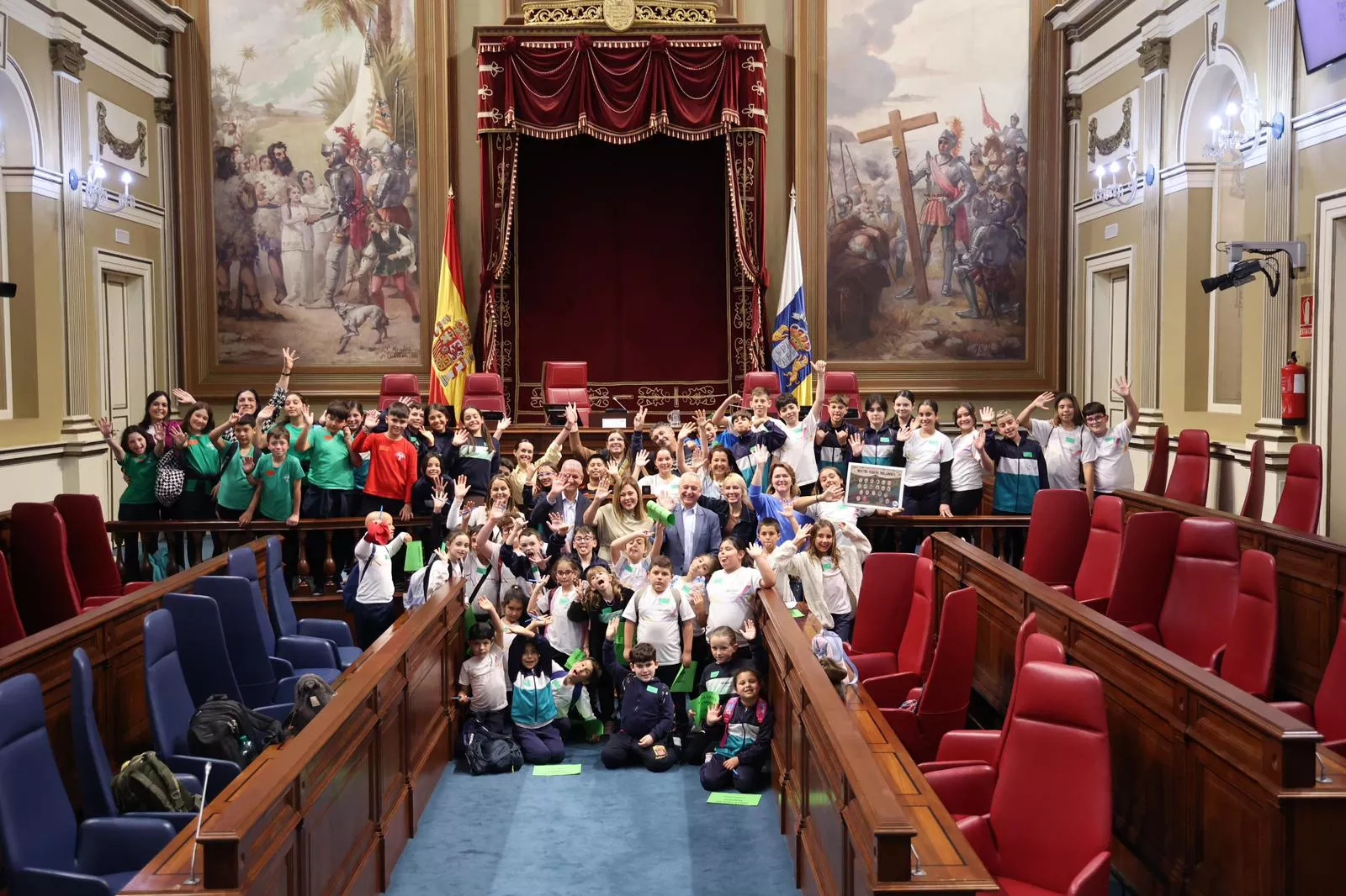 Visita de unos escolares al Parlamento de Canarias. / CEDIDA