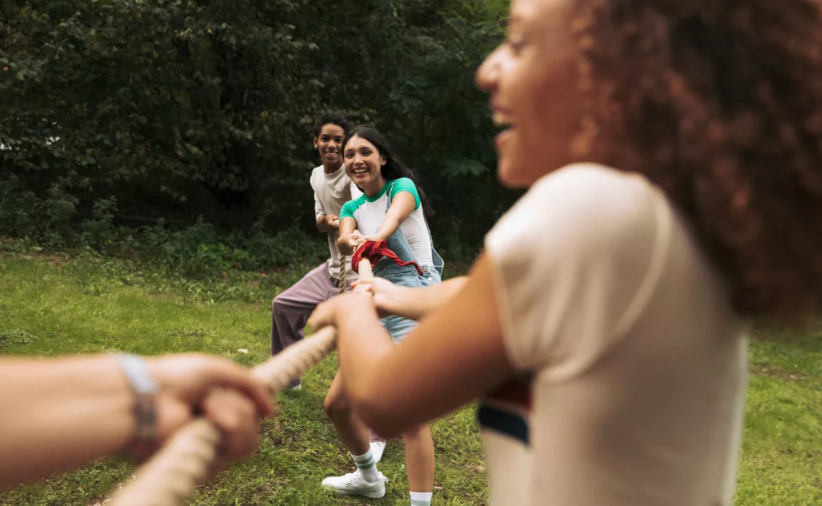 Imagen de niños y niñas jugando en un campamento de verano / CANVA