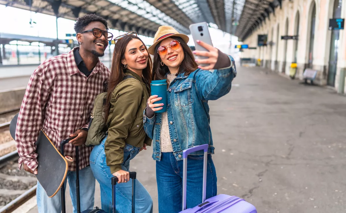 Imagen de unos jóvenes de interrail / CANVA
