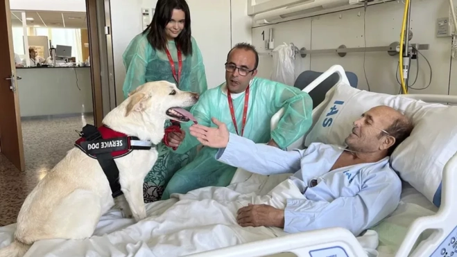 Rafael (d), acompañado por su hija y por su nieta, recibe la visita de su perra Estrella en el Hospital de Santa Caterina de Girona / EFE Rafael (d), acompañado por su hija y por su nieta, recibe la visita de su perra Estrella en el Hospital de Santa Caterina de Girona / EFE