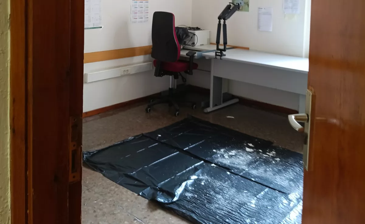 Resto de humedades en el suelo del Tribunal Superior de Justicia de Canarias en Santa Cruz de Tenerife. / INTERSINDICAL CANARIA