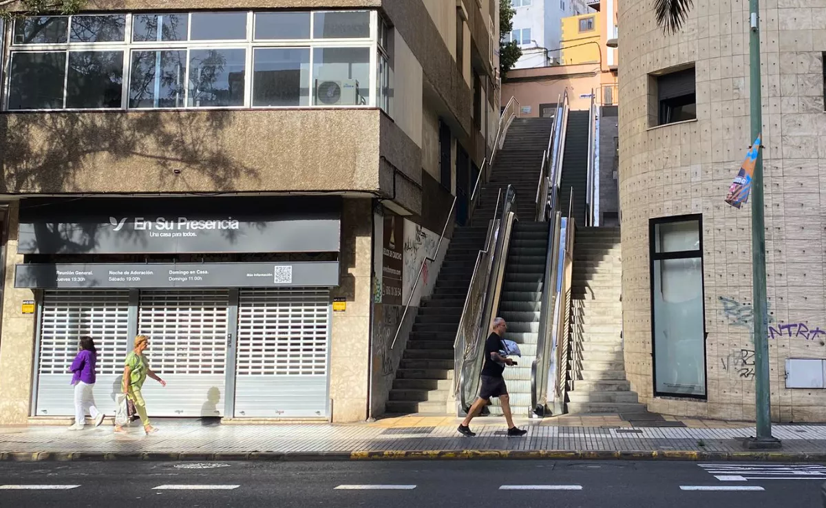 Las escaleras que conectan Primero de Mayo con el Risco de San Nicolás llevan casi dos meses rotas / ARIADNA MARTÍNEZ - ATLÁNTICO HOY