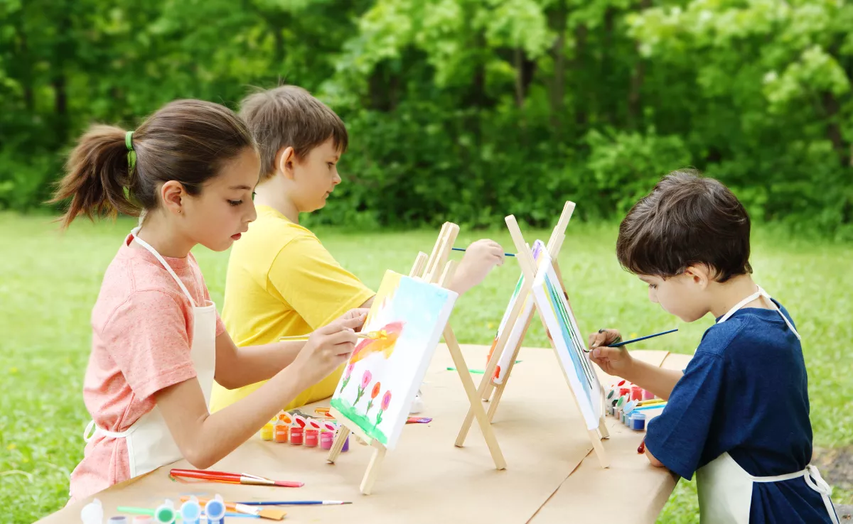Imagen de unos niños en un campamento de verano / CANVA