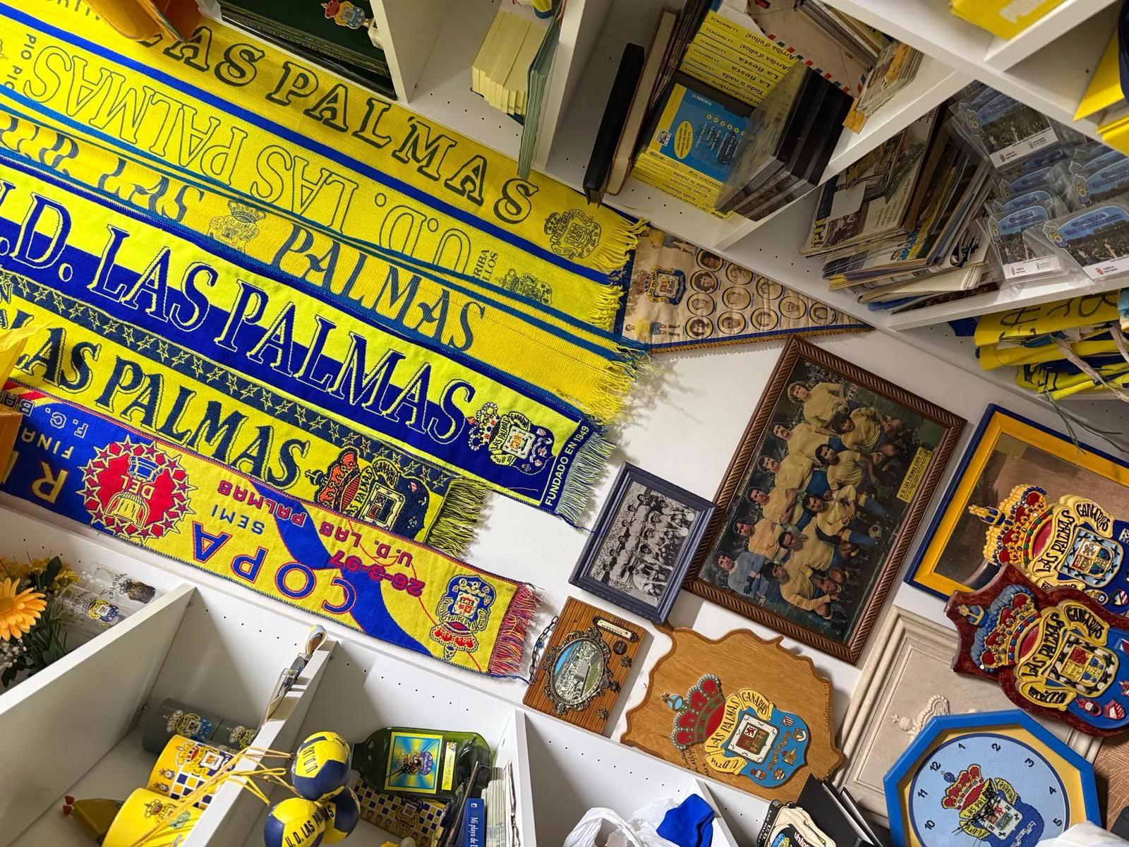 Parte de la antigua colección del aficionado tinerfeño de la UD Las Palmas. CEDIDA