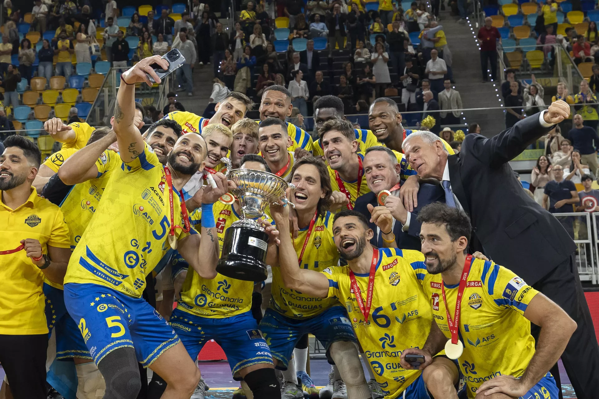Juantorena se hace un selfi con sus compañeros después de ganar la Superliga. / QUIQUE CURBELO-EFE