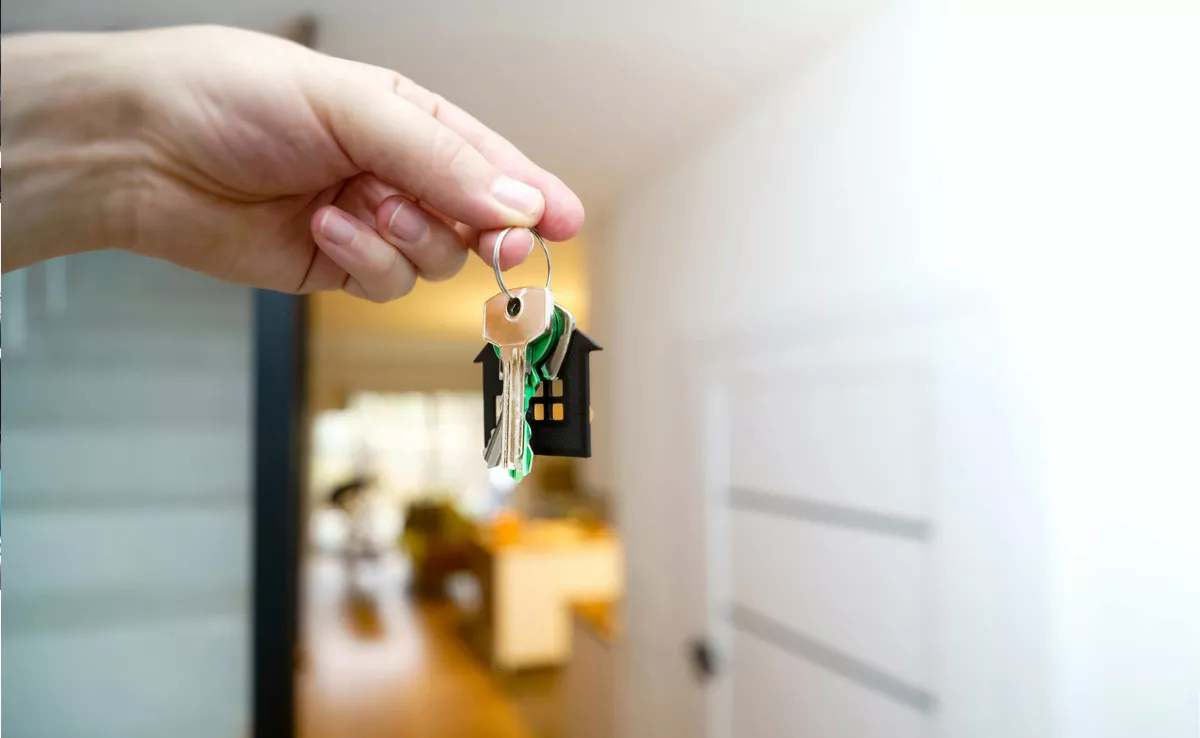 Una persona sostiene las llaves de una vivienda. / IMAGEN DE LA RED