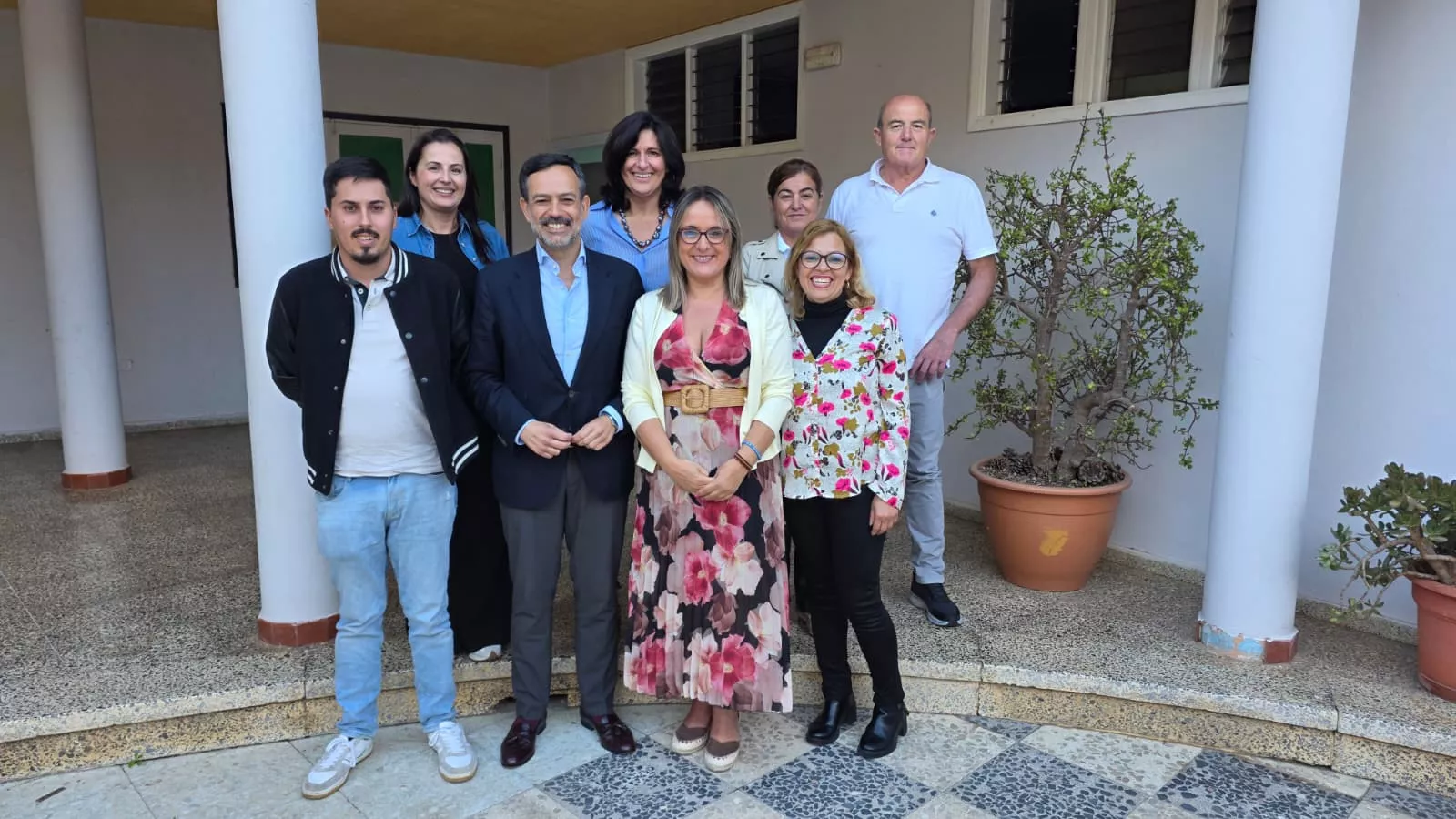 La gestora de Arafo con el presidente insular del PP, Lope Afonso. / CEDIDA