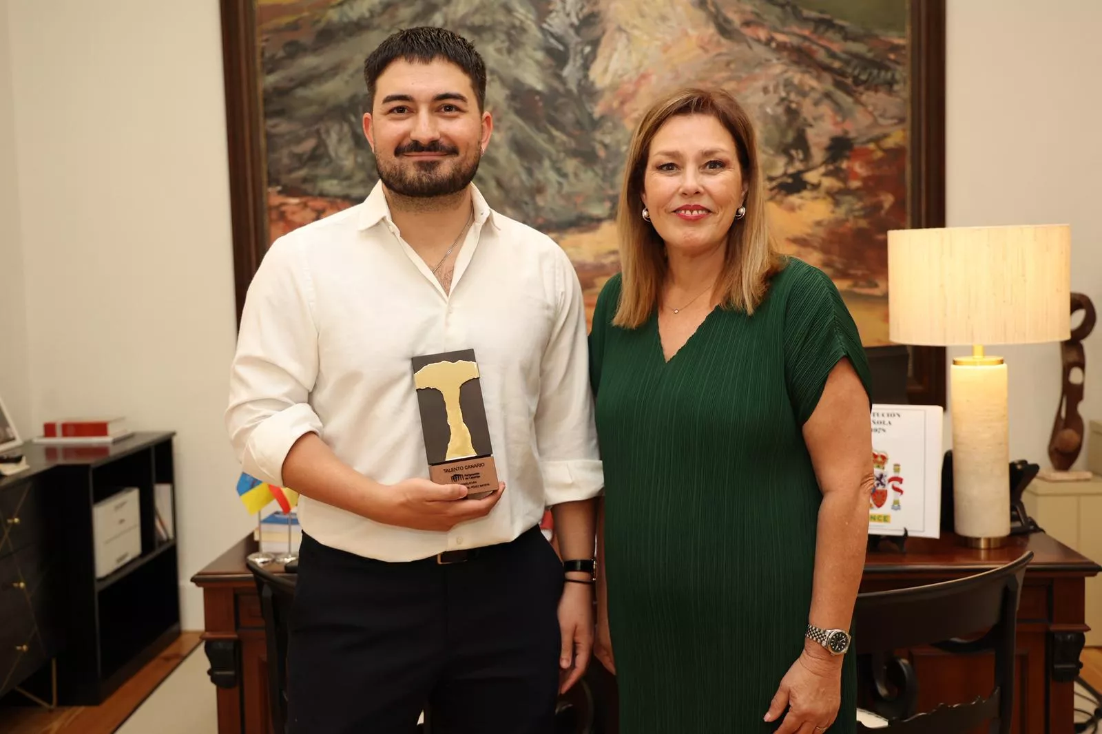 La presidenta del Parlamento de Canarias con el neurocirujano palmero Jesús Martín-Fernández. / CEDIDA