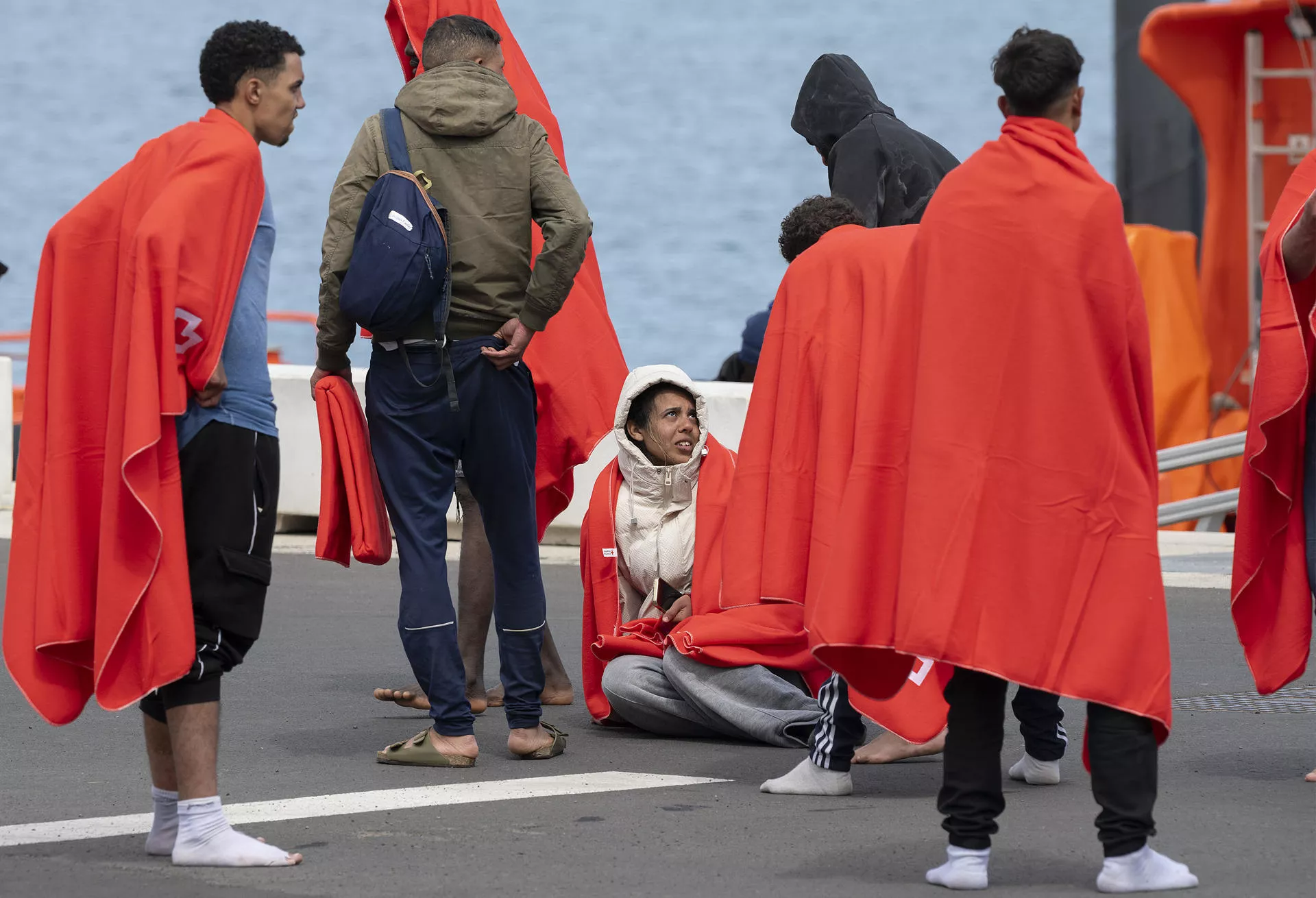 Momento de la llegada a Lanzarote de los 55 inmigrantes que viajaban en una neumática que se encontraba parada y semisumergida al este de la isla. / EFE.